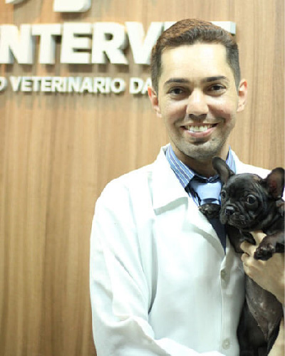 Clinica Veterinária da Centervet - Cachorro no colo de Médico Veterinário