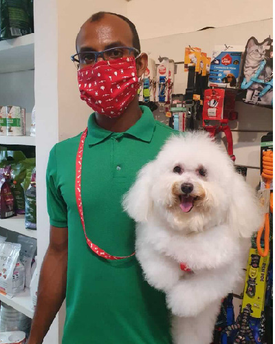 Cachorro feliz no colo após um delicioso passeio em nossa Pet Shop -Em tempos de Covid a Centervet continua trabalhando com muito amor e carinho com nossos amados pets!!