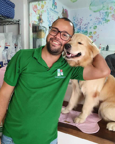 A alegria de um lindo Cachorro Golden Retriever ao lado de nossos profissionais - Centervet Salvador